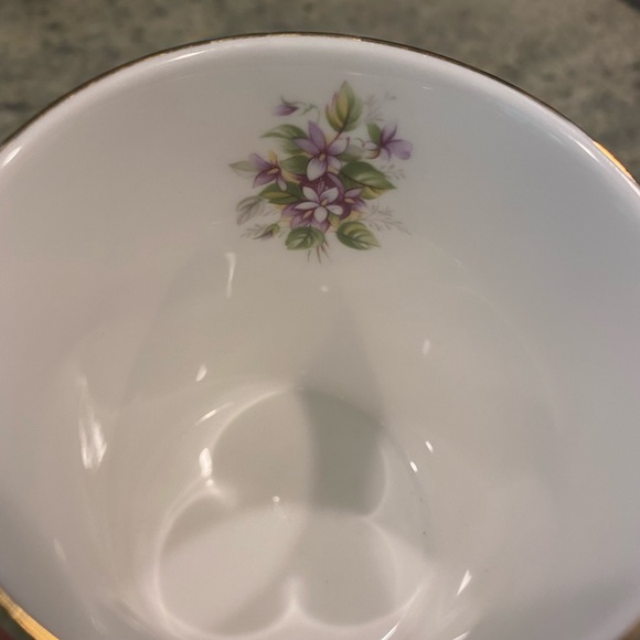 Elizabethan Staffordshire Hand Decorated Fine Bone China - Made in England - Picture 3 of 3